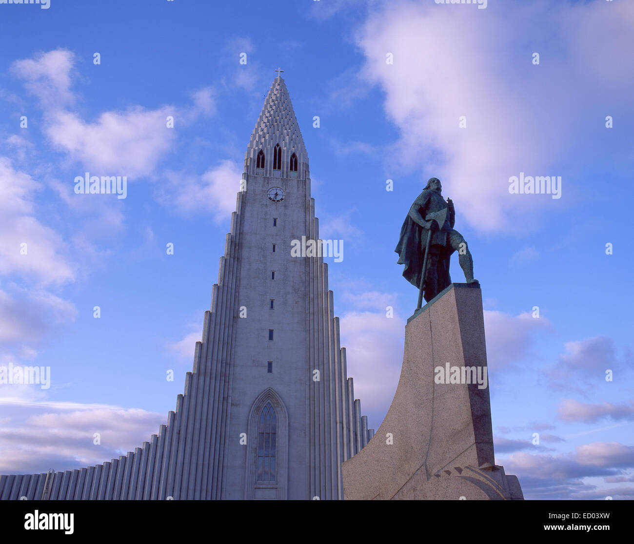 Hallgrímskirkja (Chiesa di Hallgrímur) mostra Leif Erikson statua, Skólavörðustígur, Reykjavík, capoluogo della regione, Islanda Foto Stock
