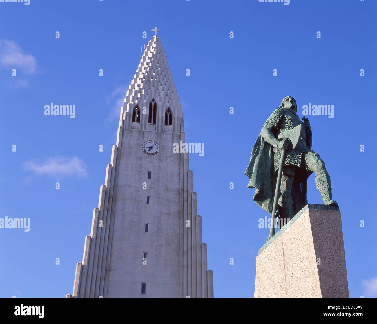Hallgrímskirkja (Chiesa di Hallgrímur) mostra Leif Erikson statua, Skólavörðustígur, Reykjavík, capoluogo della regione, Islanda Foto Stock