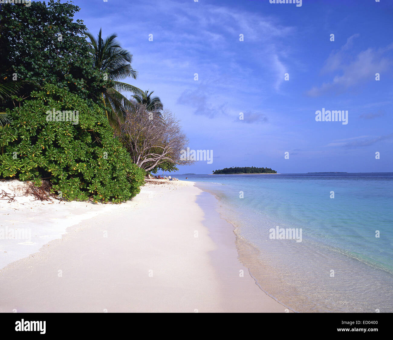 Spiaggia tropicale su Bandos Island, mostrando Kuda Bandos Island in distanza, Kaafu Atoll, Repubblica delle Maldive Foto Stock