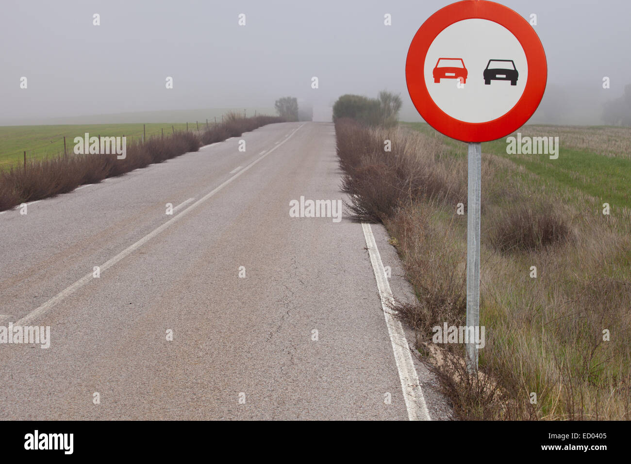 Palo metallico con segnale di traffico divieto oltrepassa in strada rurale accanto a Ahillones, Badajoz, Spagna Foto Stock