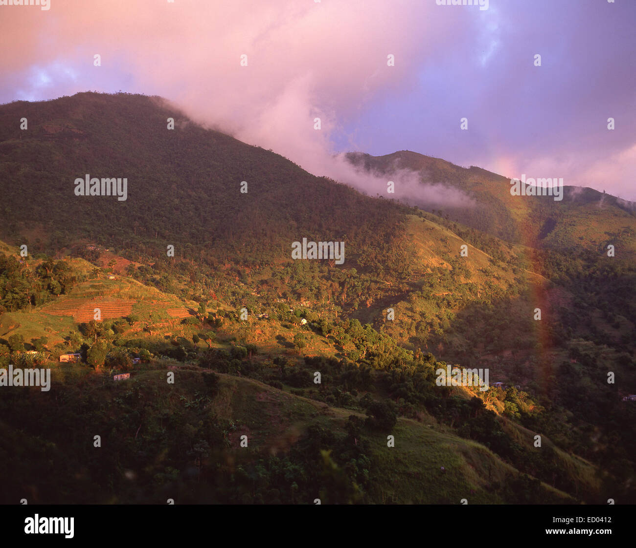 Vista del Blue Mountain Range mostra rainbow, Giamaica, Antille Maggiori, dei Caraibi Foto Stock