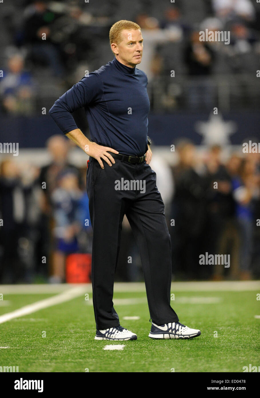 Dicembre 21, 2014: Dallas Cowboys head coach Jason Garrett durante un'NFL partita di calcio tra la Indianapolis Colts e Dallas Cowboys di AT&T Stadium di Arlington, TX Dallas sconfitto Indianapolis 42-7 per conquistare il NFC Campionato Est Foto Stock