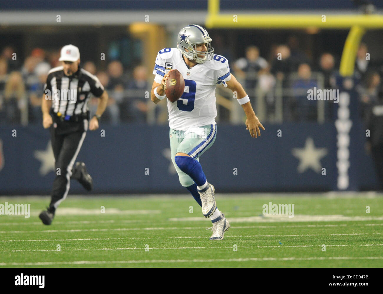 Dicembre 21, 2014: Dallas Cowboys quarterback Tony Romo #9 durante un'NFL partita di calcio tra la Indianapolis Colts e Dallas Cowboys di AT&T Stadium di Arlington, TX Dallas sconfitto Indianapolis 42-7 per conquistare il NFC Campionato Est Foto Stock