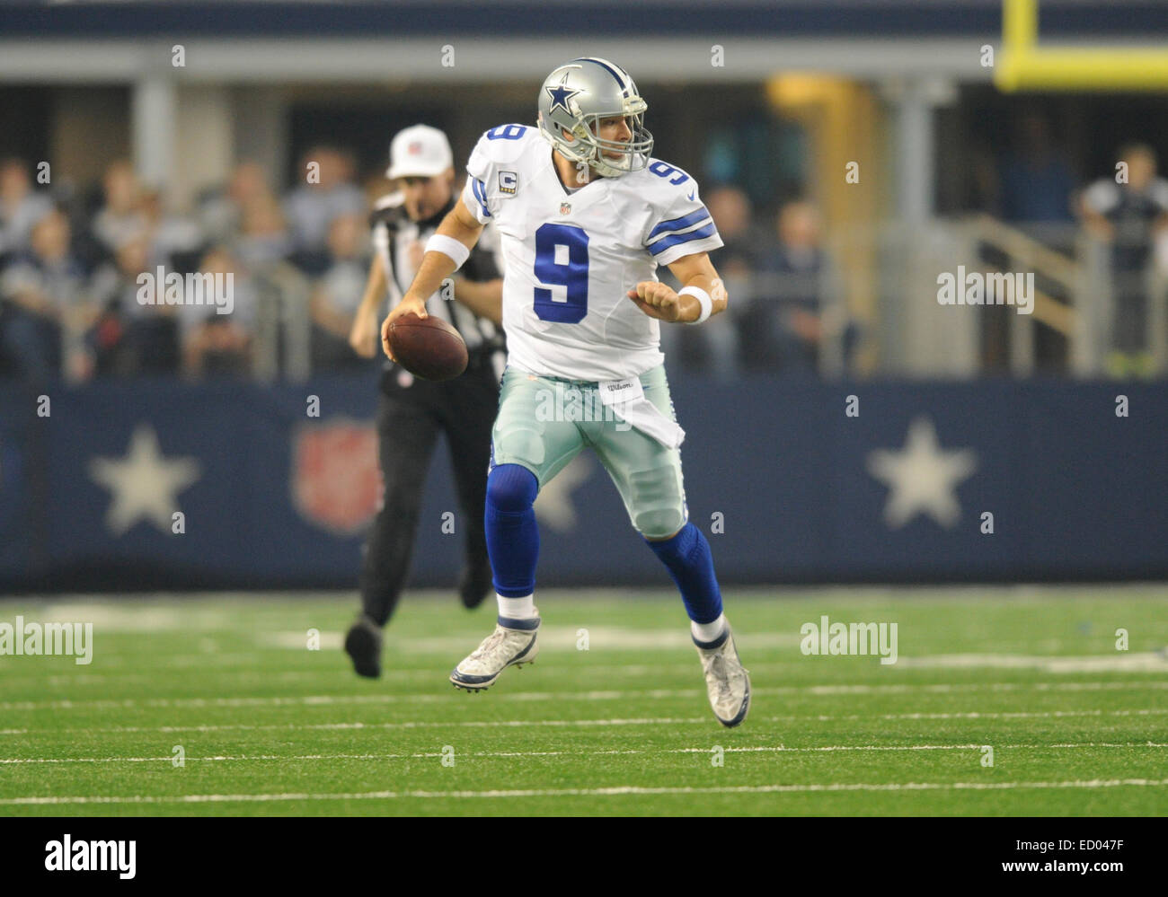 Dicembre 21, 2014: Dallas Cowboys quarterback Tony Romo #9 durante un'NFL partita di calcio tra la Indianapolis Colts e Dallas Cowboys di AT&T Stadium di Arlington, TX Dallas sconfitto Indianapolis 42-7 per conquistare il NFC Campionato Est Foto Stock