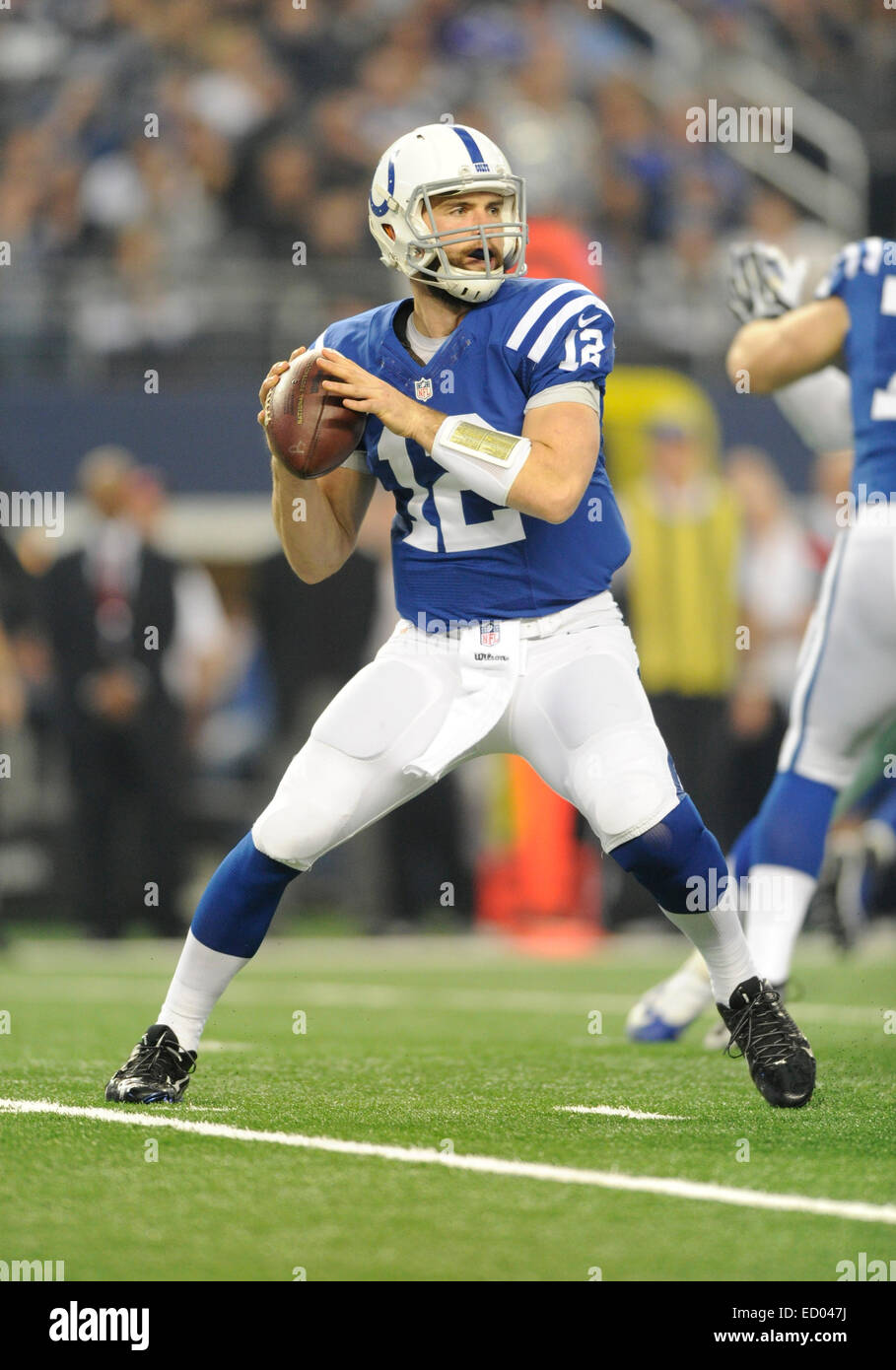 Dicembre 21, 2014: Indianapolis Colts quarterback Andrea Fortuna #12 durante un'NFL partita di calcio tra la Indianapolis Colts e Dallas Cowboys di AT&T Stadium di Arlington, TX Dallas sconfitto Indianapolis 42-7 per conquistare il NFC Campionato Est Foto Stock