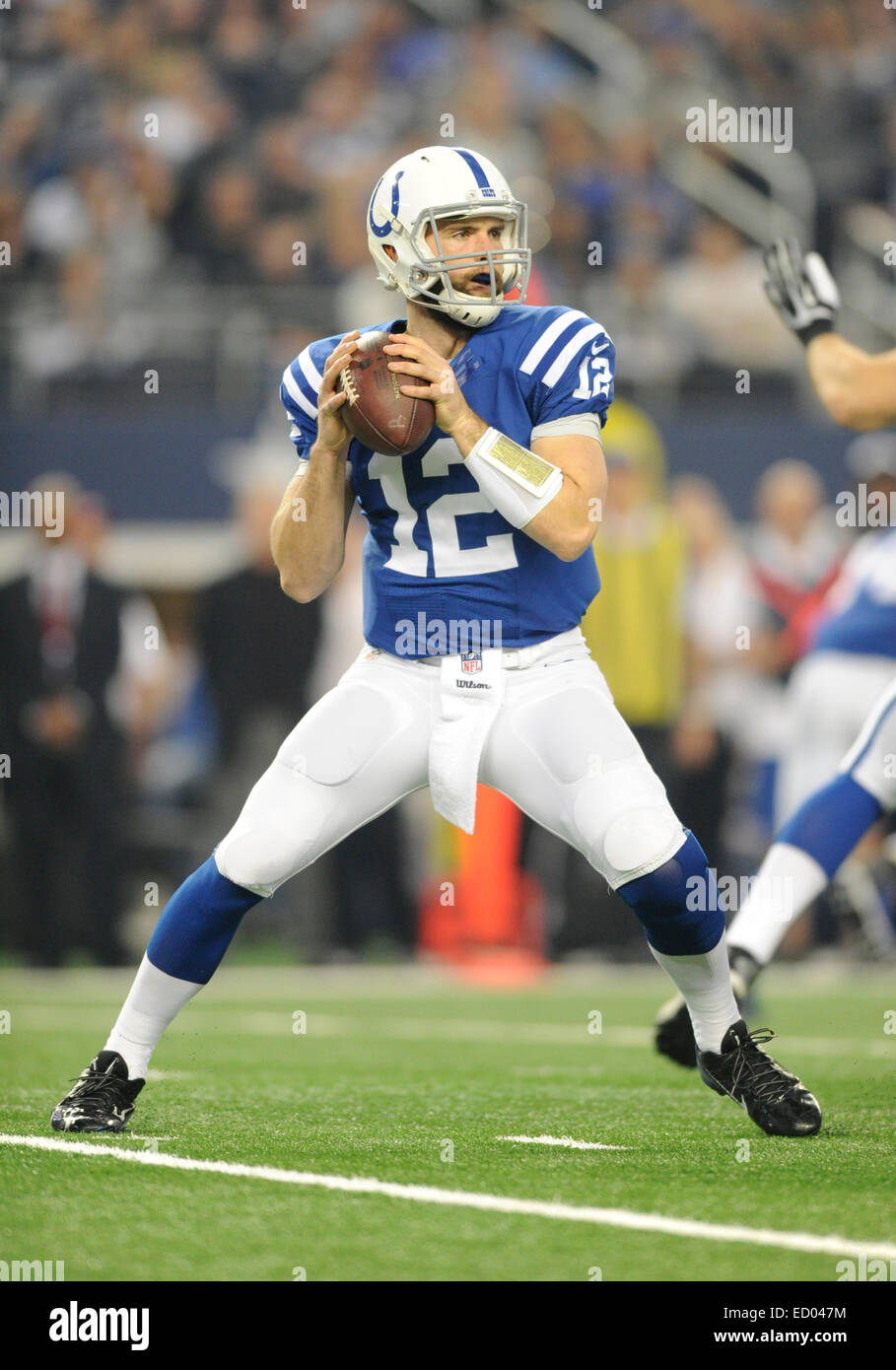 Dicembre 21, 2014: Indianapolis Colts quarterback Andrea Fortuna #12 durante un'NFL partita di calcio tra la Indianapolis Colts e Dallas Cowboys di AT&T Stadium di Arlington, TX Dallas sconfitto Indianapolis 42-7 per conquistare il NFC Campionato Est Foto Stock