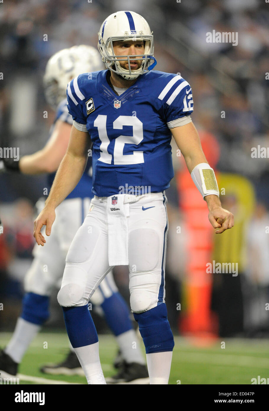 Dicembre 21, 2014: Indianapolis Colts quarterback Andrea Fortuna #12 durante un'NFL partita di calcio tra la Indianapolis Colts e Dallas Cowboys di AT&T Stadium di Arlington, TX Dallas sconfitto Indianapolis 42-7 per conquistare il NFC Campionato Est Foto Stock