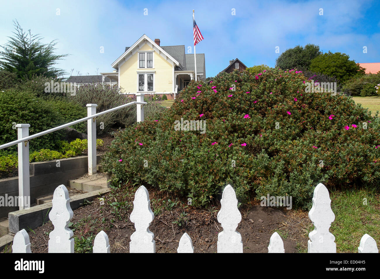 Cerca su una white Picket Fence verso la Kelley House Museum nella città di Mendocino, in California Foto Stock