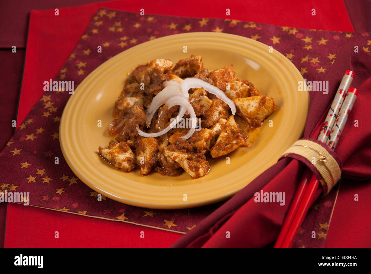 Il tofu saté, pasto vegetariano Foto Stock