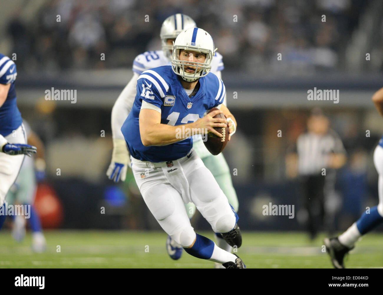 Dicembre 21, 2014: Indianapolis Colts quarterback Andrea Fortuna #12 durante un'NFL partita di calcio tra la Indianapolis Colts e Dallas Cowboys di AT&T Stadium di Arlington, TX Dallas sconfitto Indianapolis 42-7 per conquistare il NFC Campionato Est Foto Stock