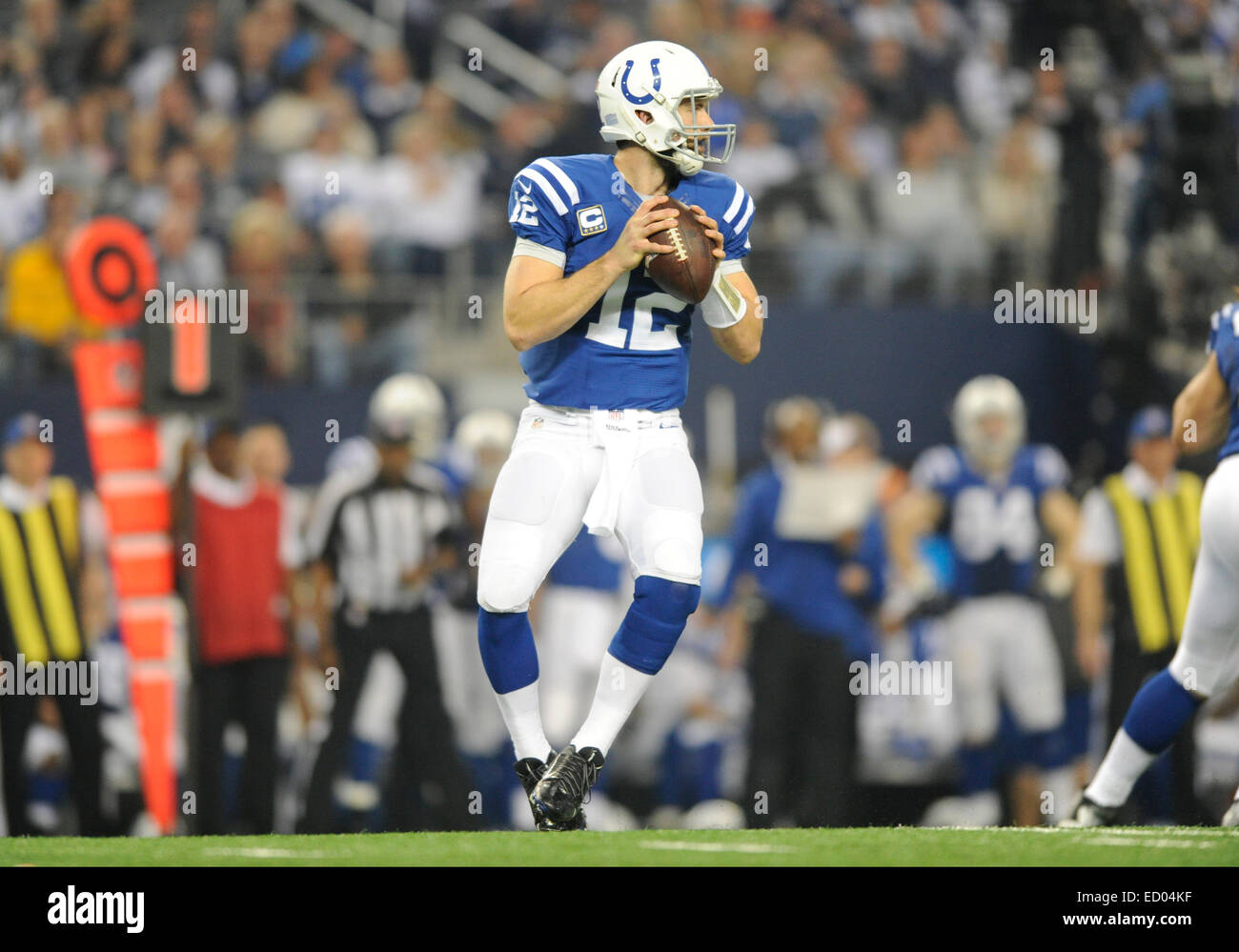 Dicembre 21, 2014: Indianapolis Colts quarterback Andrea Fortuna #12 durante un'NFL partita di calcio tra la Indianapolis Colts e Dallas Cowboys di AT&T Stadium di Arlington, TX Dallas sconfitto Indianapolis 42-7 per conquistare il NFC Campionato Est Foto Stock