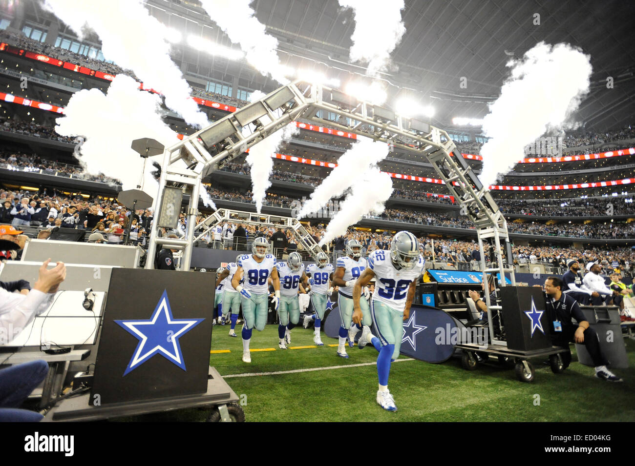 Dicembre 21, 2014: Dallas Cowboys giocatori entra nello stadio prima di NFL di una partita di calcio tra la Indianapolis Colts e Dallas Cowboys di AT&T Stadium di Arlington, TX Dallas sconfitto Indianapolis 42-7 per conquistare il NFC Campionato Est Foto Stock