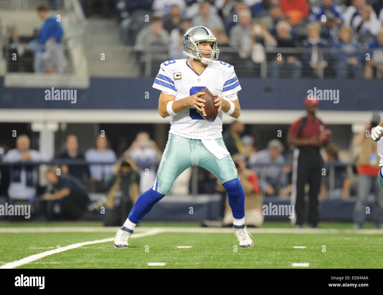 Dicembre 21, 2014: Dallas Cowboys quarterback Tony Romo #9 durante un'NFL partita di calcio tra la Indianapolis Colts e Dallas Cowboys di AT&T Stadium di Arlington, TX Dallas sconfitto Indianapolis 42-7 per conquistare il NFC Campionato Est Foto Stock