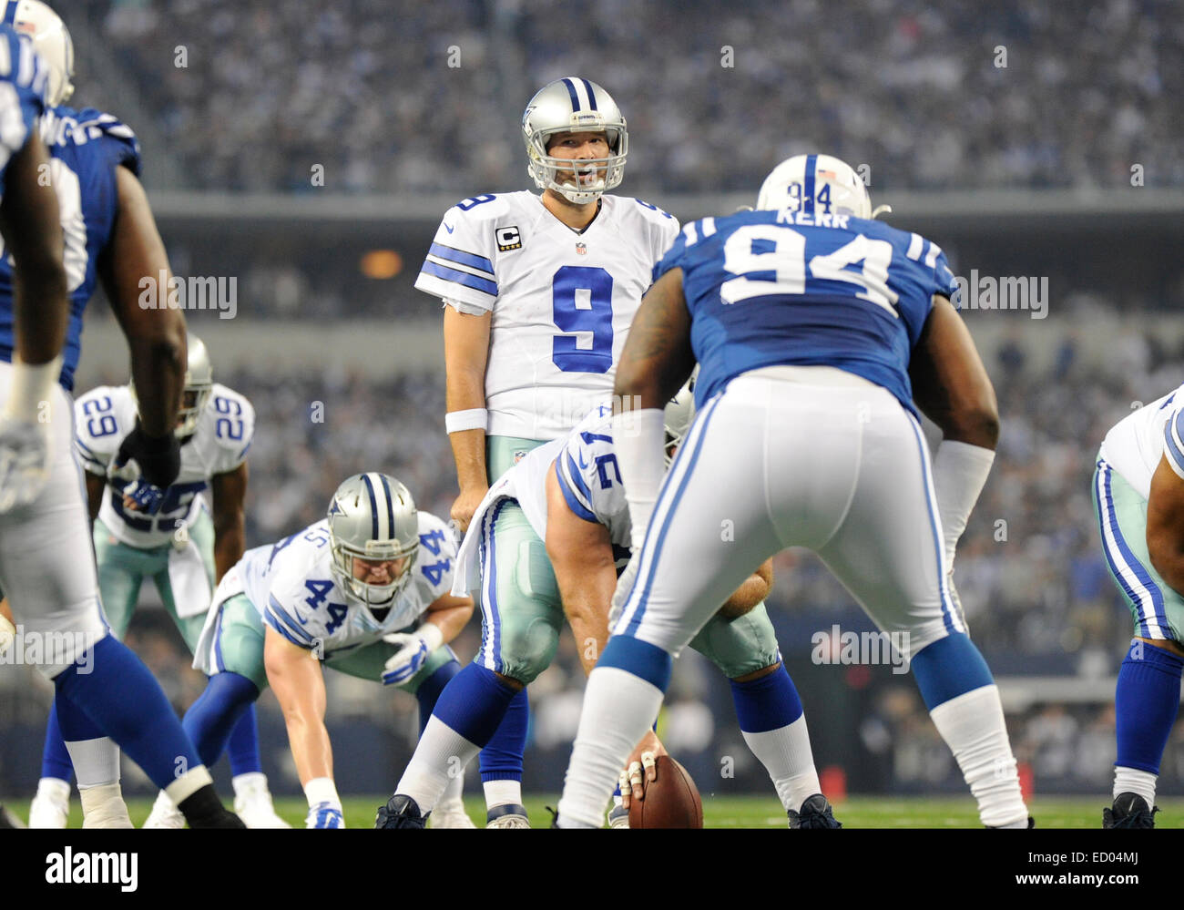 Dicembre 21, 2014: Dallas Cowboys quarterback Tony Romo #9 durante un'NFL partita di calcio tra la Indianapolis Colts e Dallas Cowboys di AT&T Stadium di Arlington, TX Dallas sconfitto Indianapolis 42-7 per conquistare il NFC Campionato Est Foto Stock