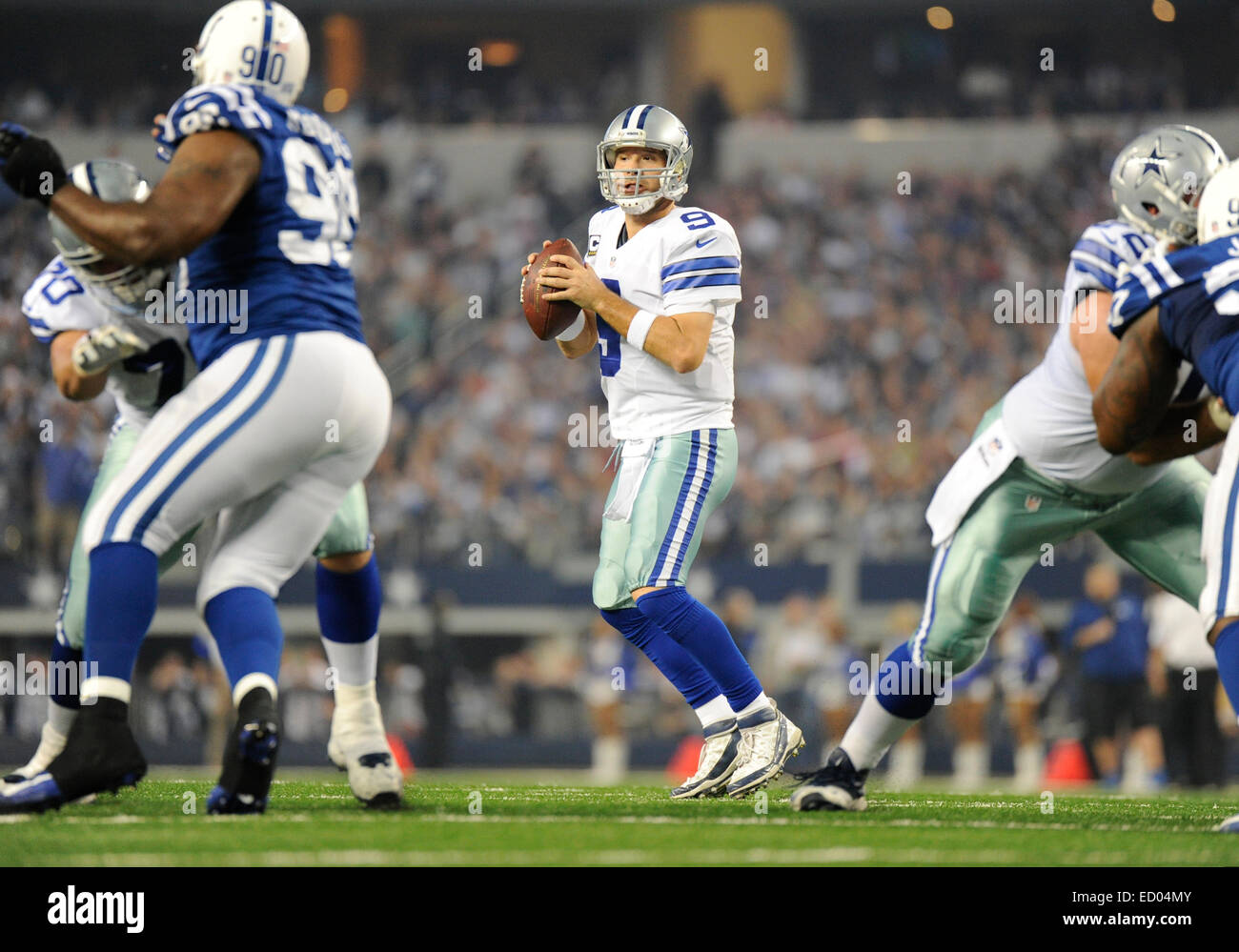 Dicembre 21, 2014: Dallas Cowboys quarterback Tony Romo #9 durante un'NFL partita di calcio tra la Indianapolis Colts e Dallas Cowboys di AT&T Stadium di Arlington, TX Dallas sconfitto Indianapolis 42-7 per conquistare il NFC Campionato Est Foto Stock