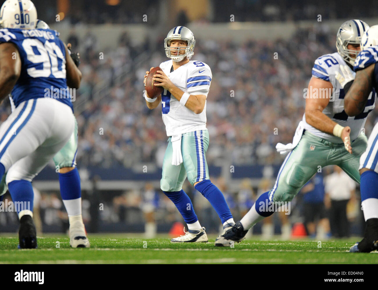 Dicembre 21, 2014: Dallas Cowboys quarterback Tony Romo #9 durante un'NFL partita di calcio tra la Indianapolis Colts e Dallas Cowboys di AT&T Stadium di Arlington, TX Dallas sconfitto Indianapolis 42-7 per conquistare il NFC Campionato Est Foto Stock
