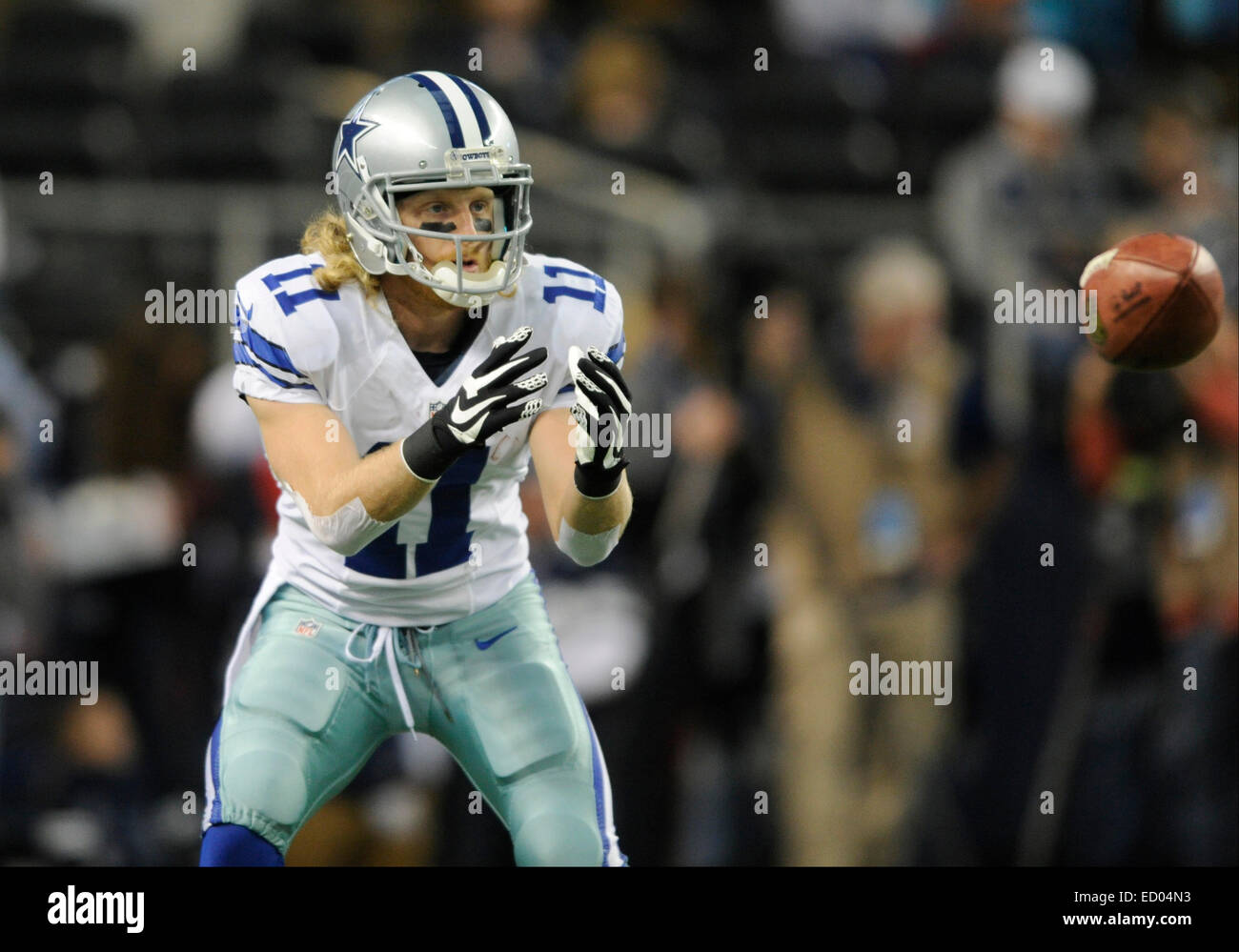 Dicembre 21, 2014: Dallas Cowboys wide receiver Cole Beasley #11 durante un'NFL partita di calcio tra la Indianapolis Colts e Dallas Cowboys di AT&T Stadium di Arlington, TX Dallas sconfitto Indianapolis 42-7 per conquistare il NFC Campionato Est Foto Stock