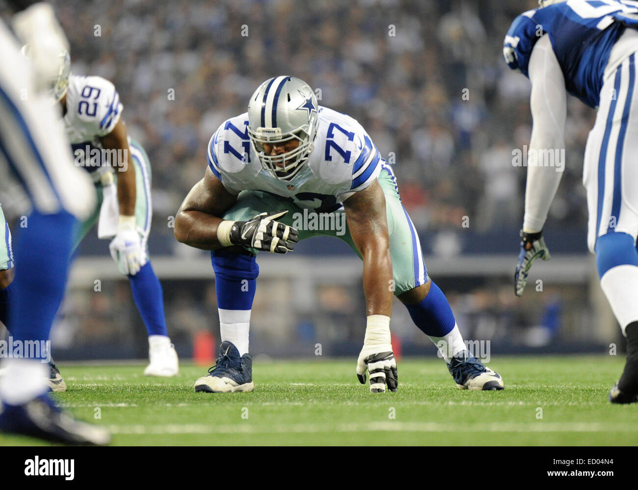 Dicembre 21, 2014: Dallas Cowboys affrontare Tyron Smith #77 durante un'NFL partita di calcio tra la Indianapolis Colts e Dallas Cowboys di AT&T Stadium di Arlington, TX Dallas sconfitto Indianapolis 42-7 per conquistare il NFC Campionato Est Foto Stock