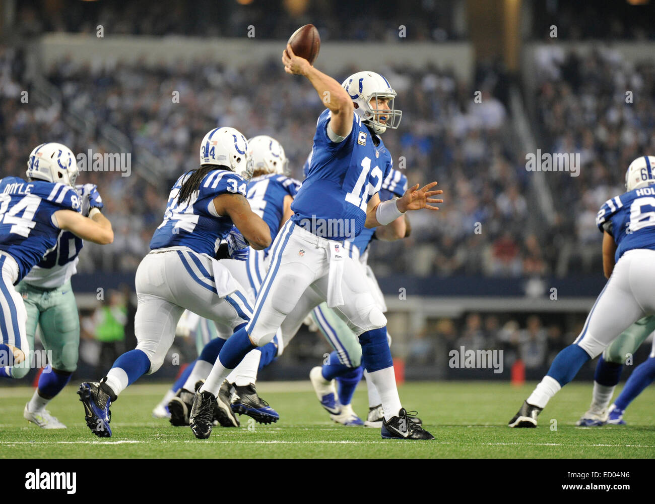 Dicembre 21, 2014: Indianapolis Colts quarterback Andrea Fortuna #12 durante un'NFL partita di calcio tra la Indianapolis Colts e Dallas Cowboys di AT&T Stadium di Arlington, TX Dallas sconfitto Indianapolis 42-7 per conquistare il NFC Campionato Est Foto Stock