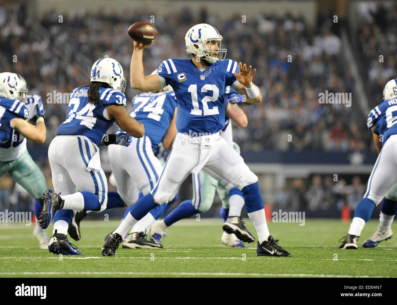 Dicembre 21, 2014: Indianapolis Colts quarterback Andrea Fortuna #12 durante un'NFL partita di calcio tra la Indianapolis Colts e Dallas Cowboys di AT&T Stadium di Arlington, TX Dallas sconfitto Indianapolis 42-7 per conquistare il NFC Campionato Est Foto Stock