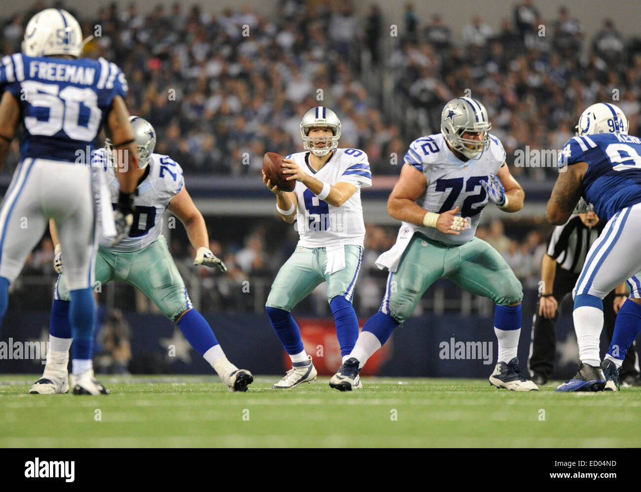 Dicembre 21, 2014: Dallas Cowboys quarterback Tony Romo #9 durante un'NFL partita di calcio tra la Indianapolis Colts e Dallas Cowboys di AT&T Stadium di Arlington, TX Dallas sconfitto Indianapolis 42-7 per conquistare il NFC Campionato Est Foto Stock