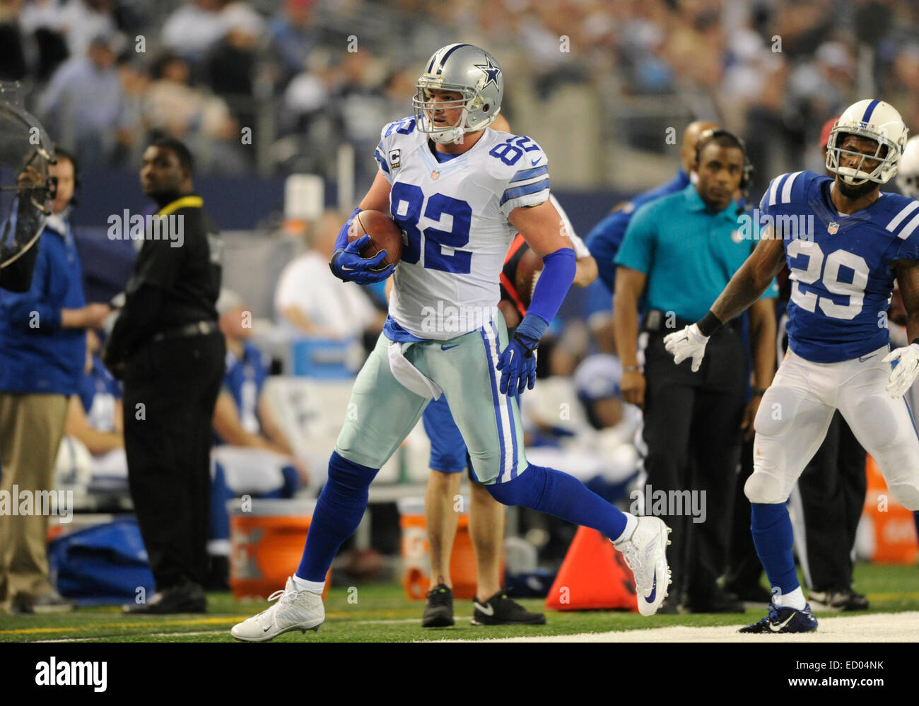 Dicembre 21, 2014: Dallas Cowboys stretto fine Jason Witten #82 durante un'NFL partita di calcio tra la Indianapolis Colts e Dallas Cowboys di AT&T Stadium di Arlington, TX Dallas sconfitto Indianapolis 42-7 per conquistare il NFC Campionato Est Foto Stock