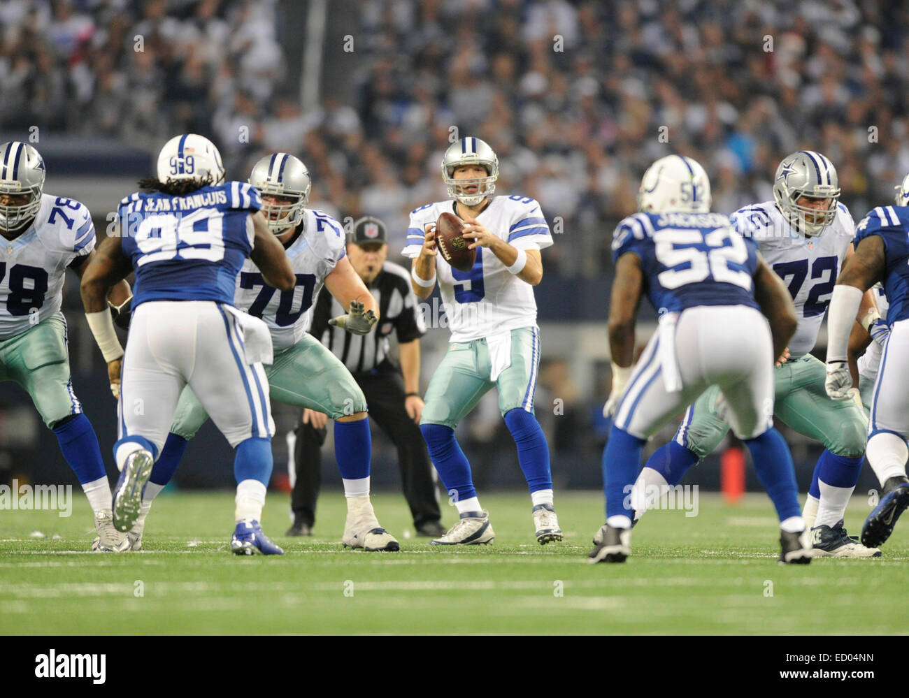 Dicembre 21, 2014: Dallas Cowboys quarterback Tony Romo #9 durante un'NFL partita di calcio tra la Indianapolis Colts e Dallas Cowboys di AT&T Stadium di Arlington, TX Dallas sconfitto Indianapolis 42-7 per conquistare il NFC Campionato Est Foto Stock