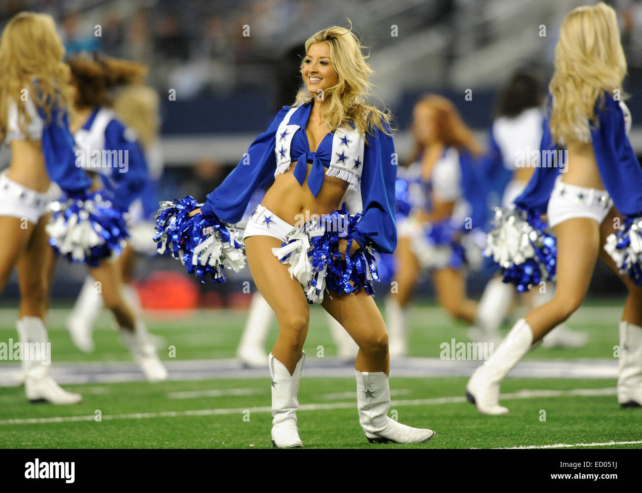 Dicembre 21, 2014: Dallas Cowboys Cheerleaders eseguire durante un'NFL partita di calcio tra la Indianapolis Colts e Dallas Cowboys di AT&T Stadium di Arlington, TX Dallas sconfitto Indianapolis 42-7 per conquistare il NFC Campionato Est Foto Stock