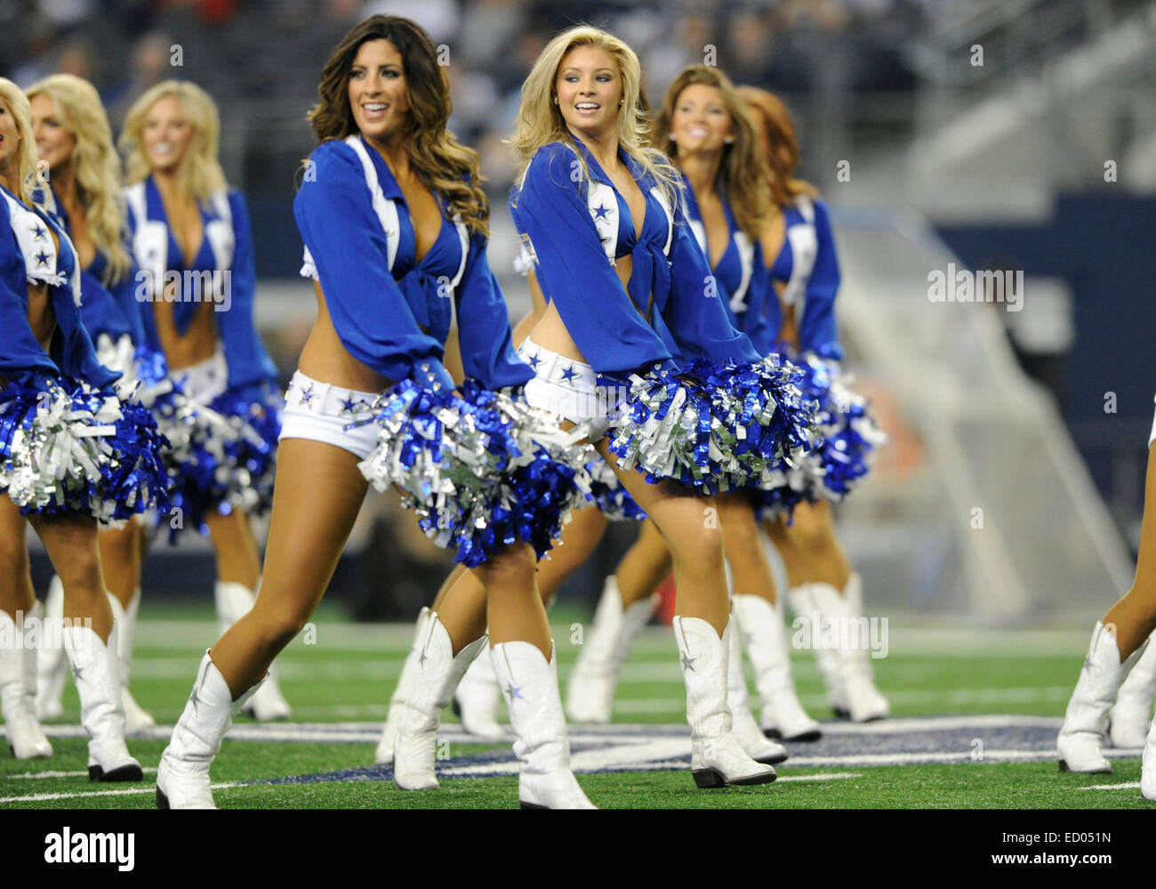 Dicembre 21, 2014: Dallas Cowboys Cheerleaders eseguire durante un'NFL partita di calcio tra la Indianapolis Colts e Dallas Cowboys di AT&T Stadium di Arlington, TX Dallas sconfitto Indianapolis 42-7 per conquistare il NFC Campionato Est Foto Stock