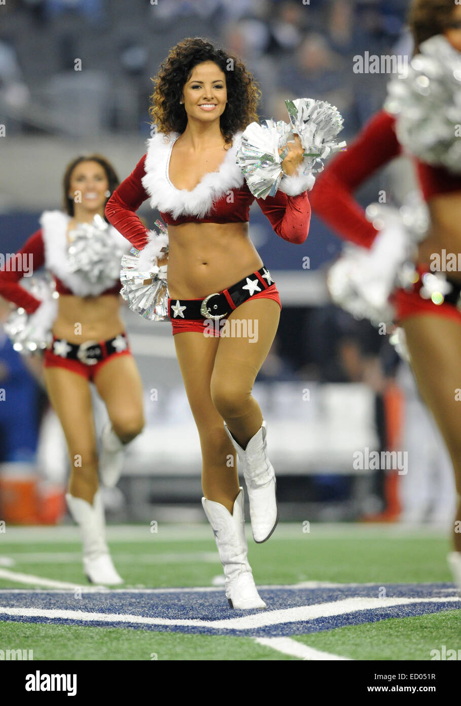 Dicembre 21, 2014: Dallas Cowboys Cheerleaders eseguire durante un'NFL partita di calcio tra la Indianapolis Colts e Dallas Cowboys di AT&T Stadium di Arlington, TX Dallas sconfitto Indianapolis 42-7 per conquistare il NFC Campionato Est Foto Stock