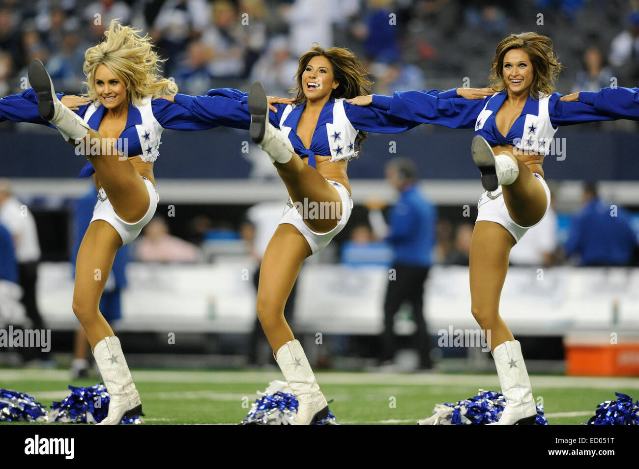 Dicembre 21, 2014: Dallas Cowboys Cheerleaders eseguire durante un'NFL partita di calcio tra la Indianapolis Colts e Dallas Cowboys di AT&T Stadium di Arlington, TX Dallas sconfitto Indianapolis 42-7 per conquistare il NFC Campionato Est Foto Stock