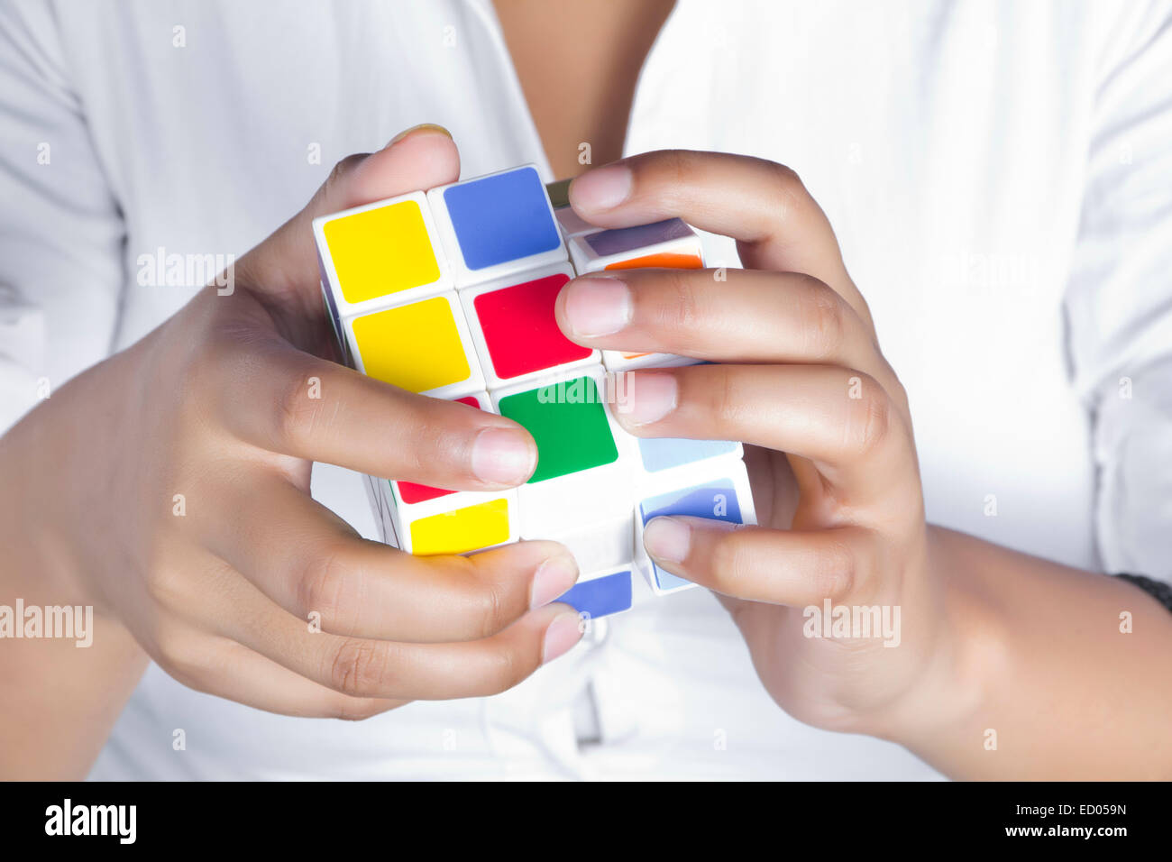 1 bambino ragazzo mano Gioco parte perplesso di Foto Stock