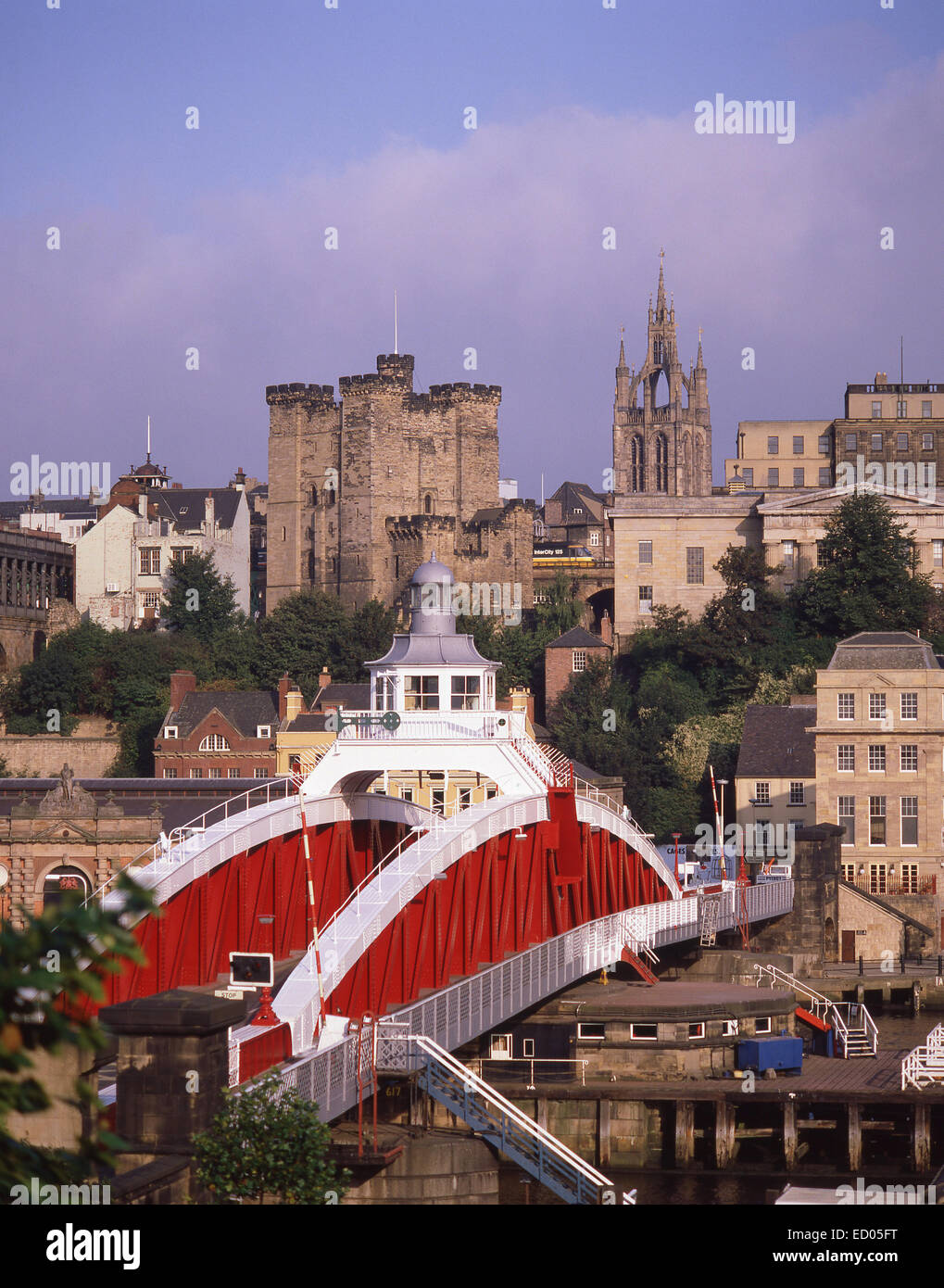 Città vista mostrante il ponte girevole sul fiume Tyne, Newcastle upon Tyne, Tyne and Wear, England, Regno Unito Foto Stock