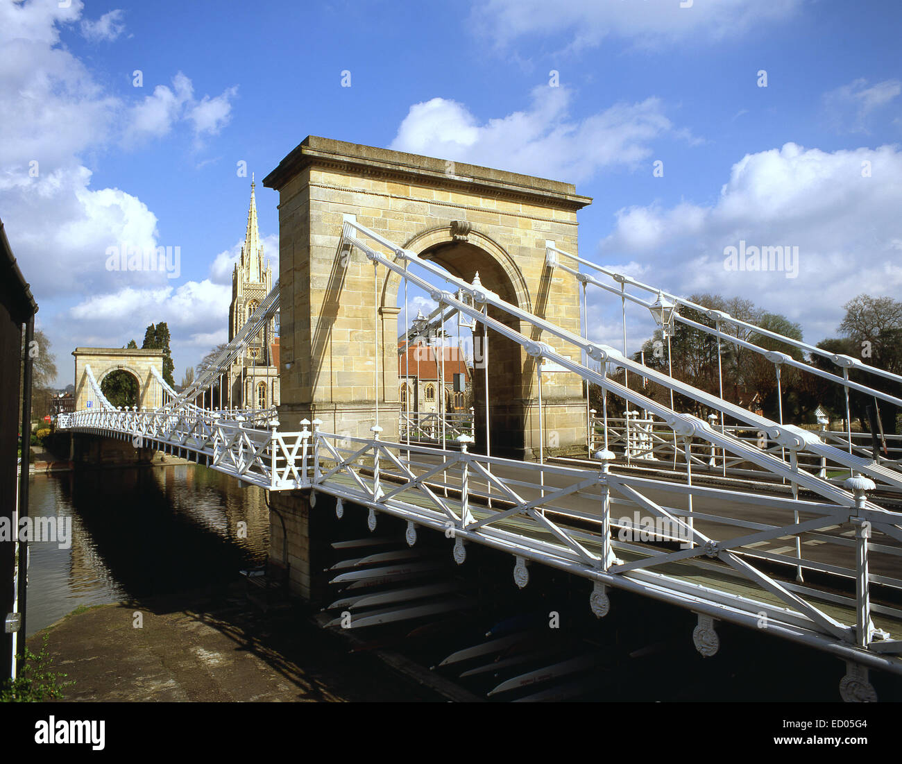 Marlow sospensione ponte mostra Chiesa di Tutti i Santi, Marlow, Buckinghamshire, Inghilterra, Regno Unito Foto Stock