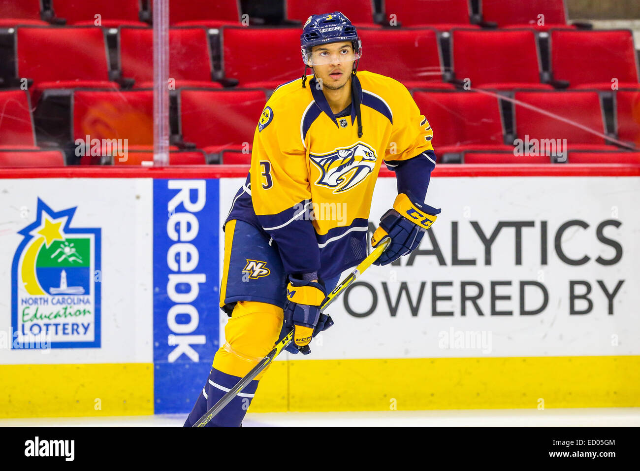 Raleigh, North Carolina, Stati Uniti d'America. 2° dic, 2014. Nashville Predators defenceman Seth Jones (3) durante il gioco NHL tra il Nashville Predators e Carolina Hurricanes al PNC Arena. Carolina Hurricanes sconfitto il Nashville Predators2-1. © Andy Martin Jr./ZUMA filo/Alamy Live News Foto Stock