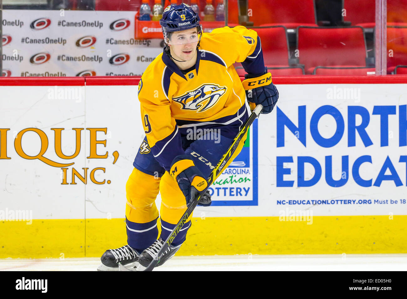 Raleigh, North Carolina, Stati Uniti d'America. 2° dic, 2014. Nashville Predators center Filip Forsberg (9) durante il gioco NHL tra il Nashville Predators e Carolina Hurricanes al PNC Arena. Carolina Hurricanes sconfitto il Nashville Predators2-1. © Andy Martin Jr./ZUMA filo/Alamy Live News Foto Stock