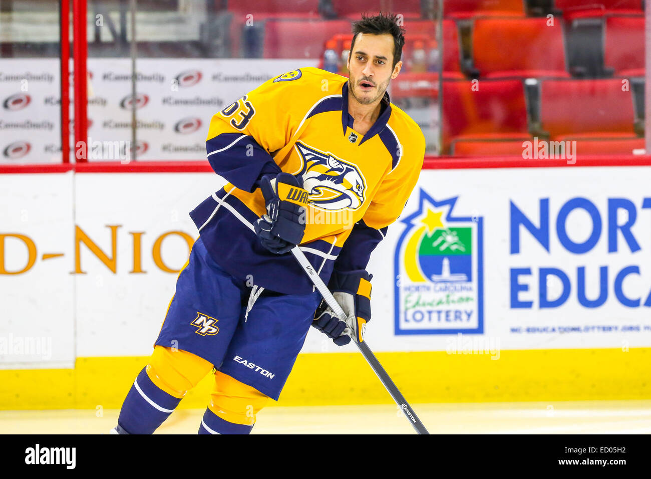 Raleigh, North Carolina, Stati Uniti d'America. 2° dic, 2014. Nashville Predators centro Mike Ribeiro (63) durante il gioco NHL tra il Nashville Predators e Carolina Hurricanes al PNC Arena. Carolina Hurricanes sconfitto il Nashville Predators2-1. © Andy Martin Jr./ZUMA filo/Alamy Live News Foto Stock