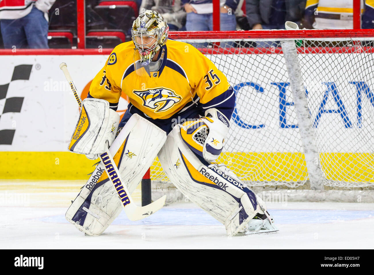 Raleigh, North Carolina, Stati Uniti d'America. 2° dic, 2014. Nashville Predators goalie Pekka Rinne (35) durante il gioco NHL tra il Nashville Predators e Carolina Hurricanes al PNC Arena. Carolina Hurricanes sconfitto il Nashville Predators2-1. © Andy Martin Jr./ZUMA filo/Alamy Live News Foto Stock