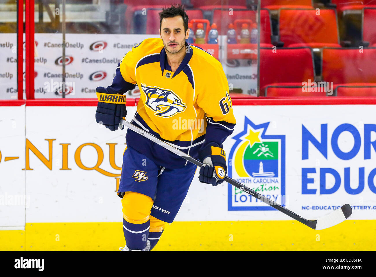 Raleigh, North Carolina, Stati Uniti d'America. 2° dic, 2014. Nashville Predators centro Mike Ribeiro (63) durante il gioco NHL tra il Nashville Predators e Carolina Hurricanes al PNC Arena. Carolina Hurricanes sconfitto il Nashville Predators2-1. © Andy Martin Jr./ZUMA filo/Alamy Live News Foto Stock