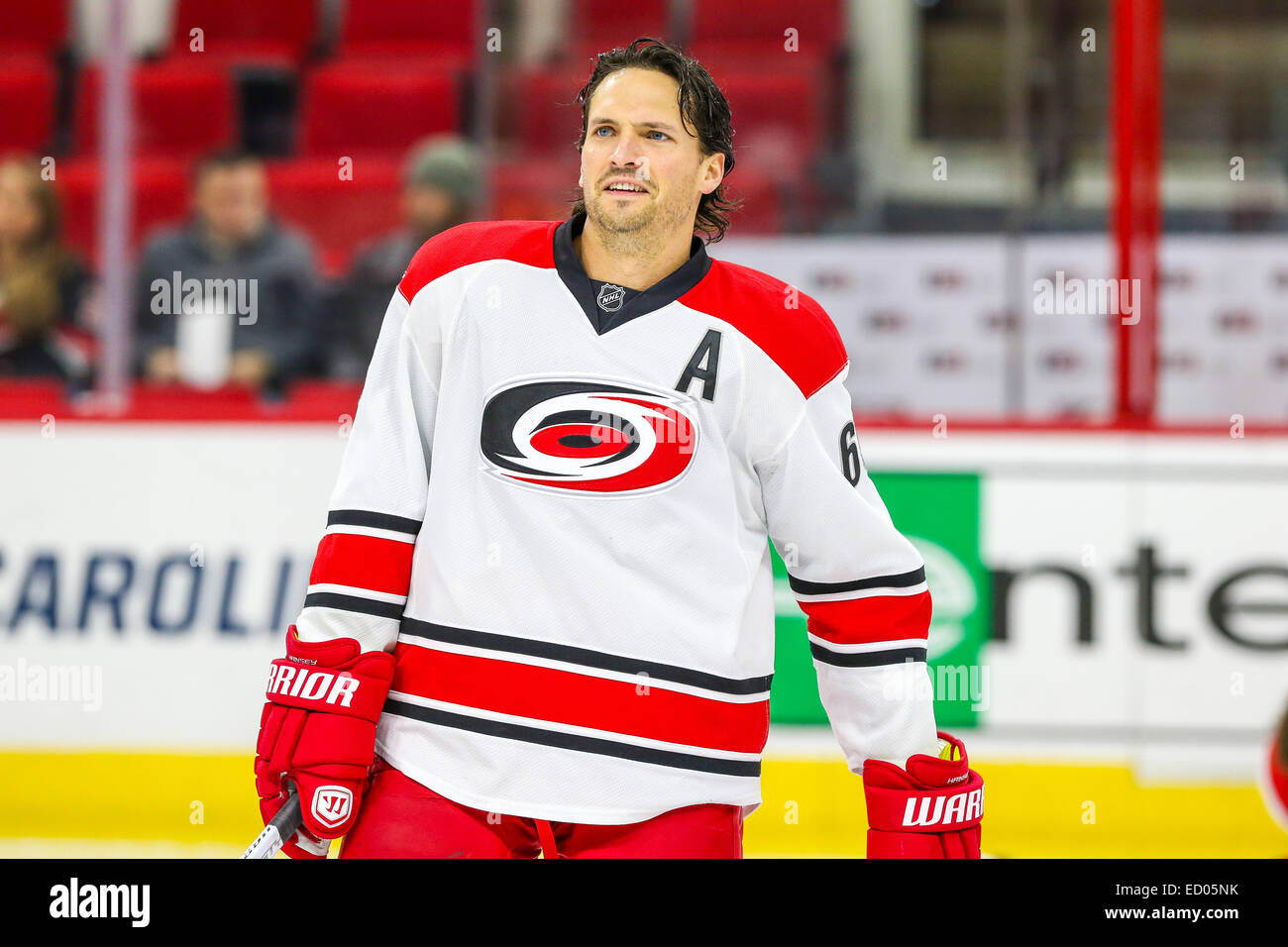 Carolina Hurricanes defenceman Ron Hainsey (65) durante il gioco NHL tra il Nashville Predators e Carolina Hurricanes al PNC Arena. Carolina Hurricanes sconfitto il Nashville Predators2-1. Foto Stock
