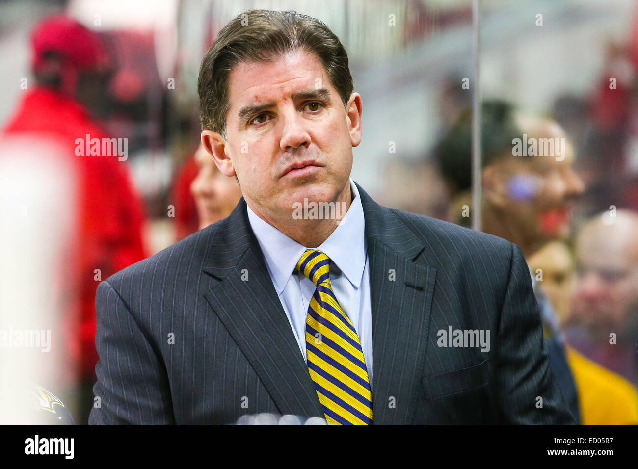 Nashville Predators head coach Peter Laviolette durante il gioco NHL tra il Nashville Predators e Carolina Hurricanes al PNC Arena. Carolina Hurricanes sconfitto il Nashville Predators 2-1. Foto Stock