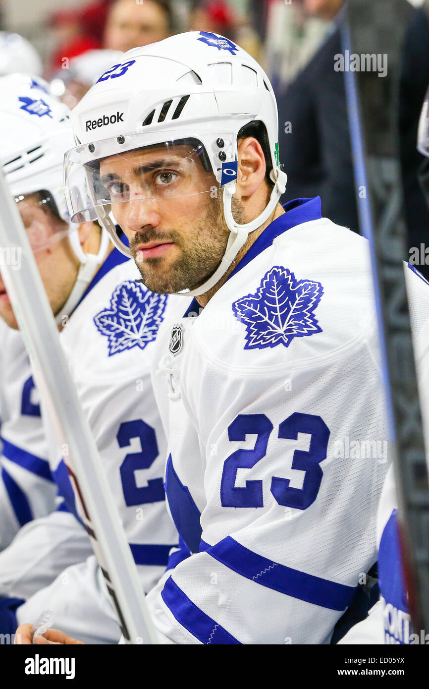 Toronto Maple Leafs center Trevor Smith (23) durante il gioco NHL tra il Toronto Maple Leafs e Carolina Hurricanes al PNC Arena. Carolina Hurricanes sconfitto il Toronto Maple Leafs 4-1. Foto Stock