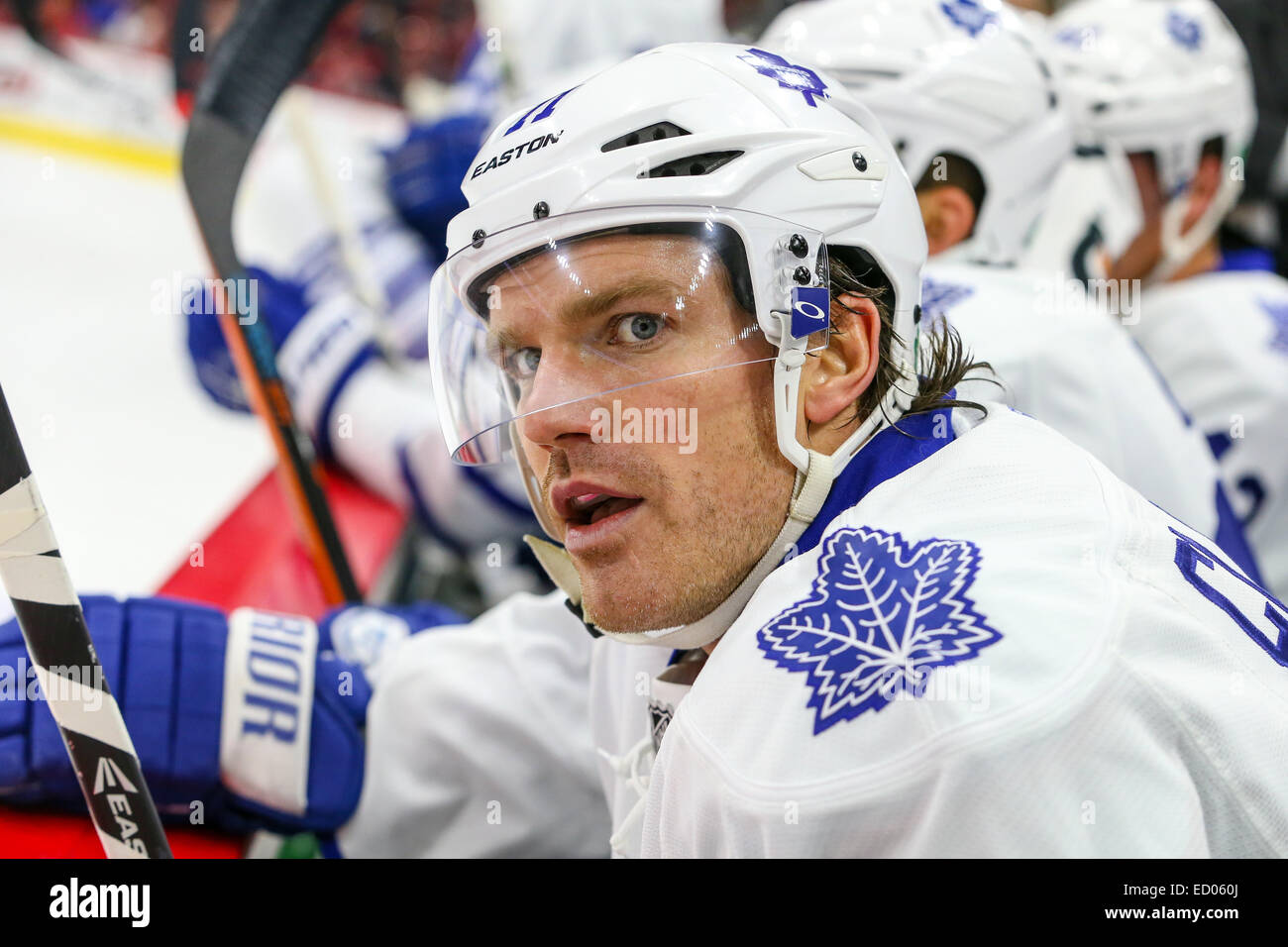 Toronto Maple Leafs ala destra David Clarkson (71) durante il gioco NHL tra il Toronto Maple Leafs e Carolina Hurricanes al PNC Arena. Carolina Hurricanes sconfitto il Toronto Maple Leafs 4-1. Foto Stock