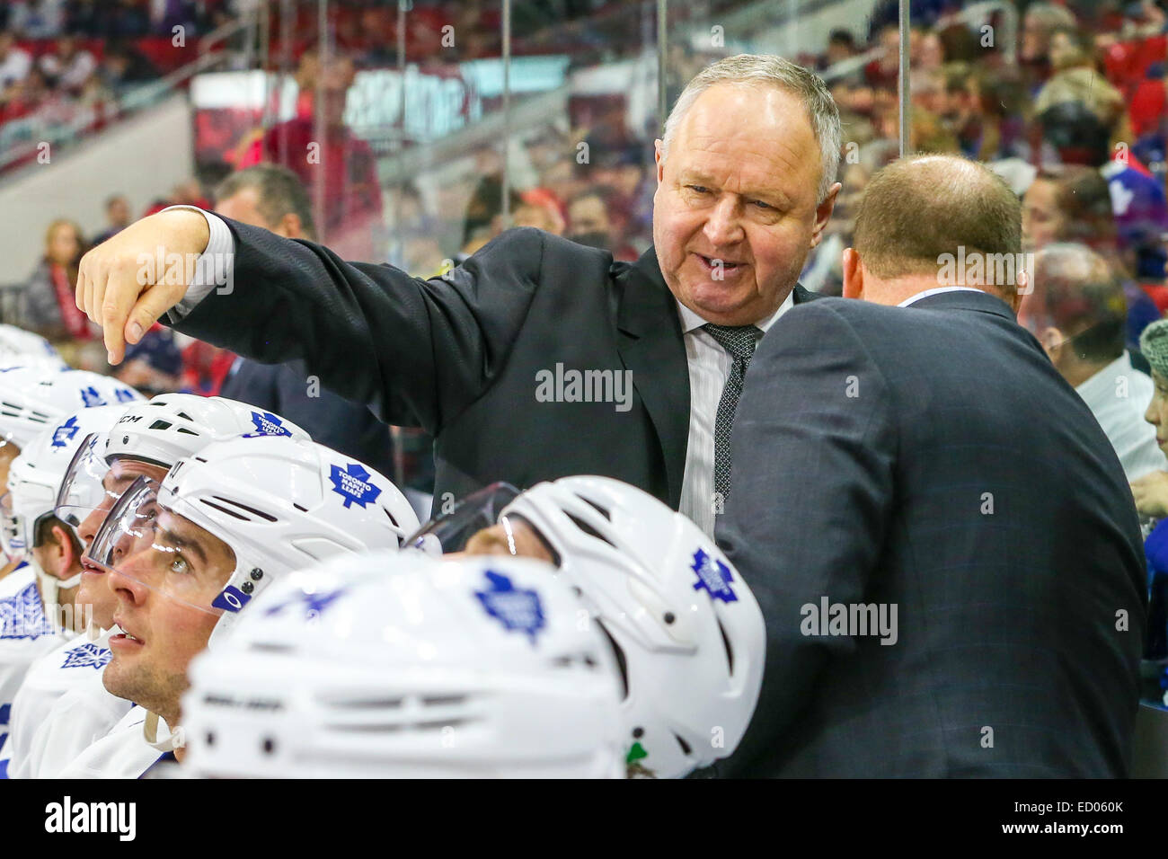 Toronto Maple Leafs head coach Randy Carlyle durante il gioco NHL tra il Toronto Maple Leafs e Carolina Hurricanes al PNC Arena. Carolina Hurricanes sconfitto il Toronto Maple Leafs 4-1. Foto Stock