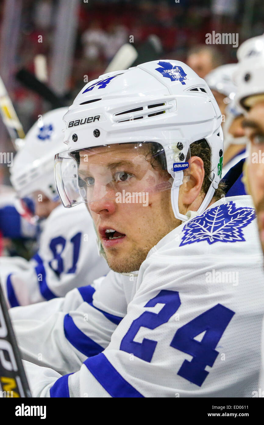 Toronto Maple Leafs centro Peter Holland (24) durante il gioco NHL tra il Toronto Maple Leafs e Carolina Hurricanes al PNC Arena. Carolina Hurricanes sconfitto il Toronto Maple Leafs 4-1. Foto Stock