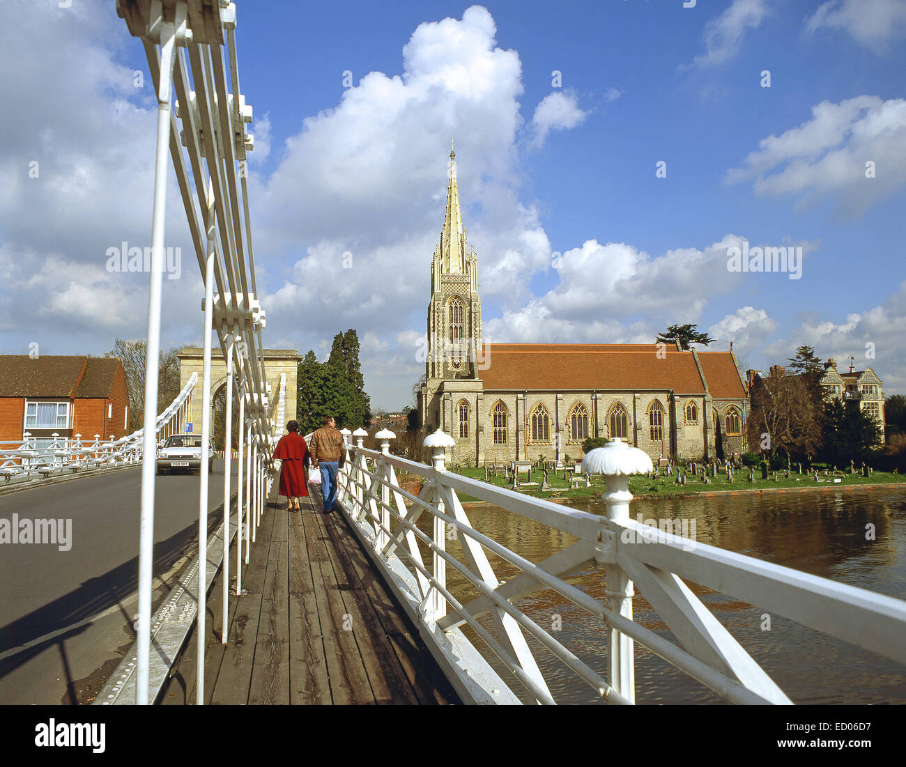 Marlow sospensione ponte mostra Chiesa di Tutti i Santi, Marlow, Buckinghamshire, Inghilterra, Regno Unito Foto Stock