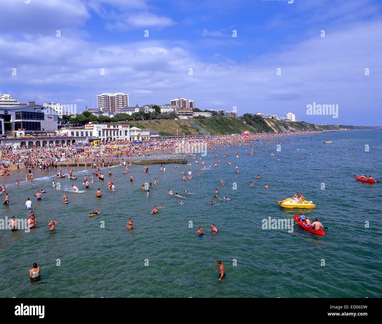 Spiaggia affollata in estate, Bournemouth Dorset, England, Regno Unito Foto Stock