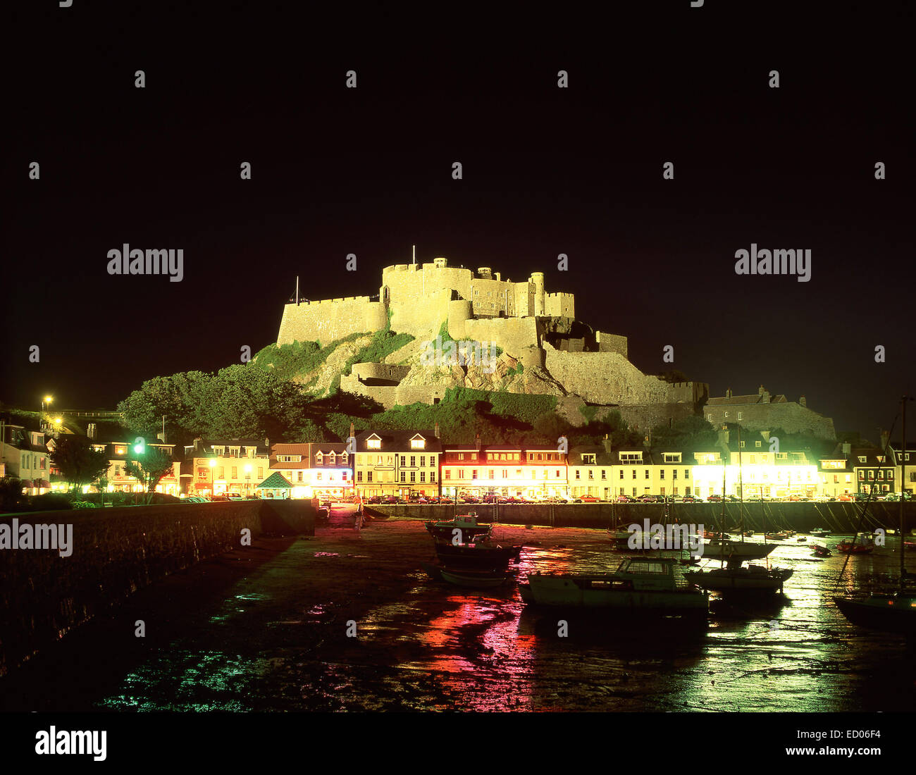 13th ° secolo Monte Orgueil Castello e Gorey Harbour di notte, Gorey, Saint Martin Parish, Jersey, Isole del canale Foto Stock