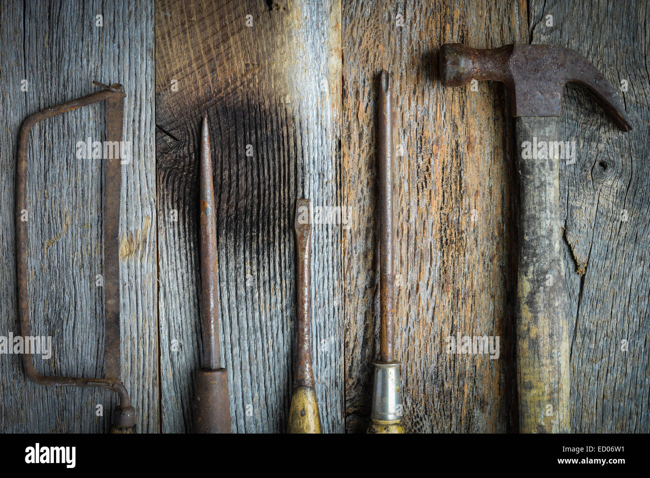 Sega a mano, martello e cacciaviti su legno rustico sfondo Foto Stock
