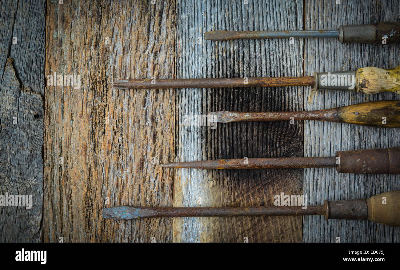 Cacciaviti rustico su uno sfondo di legno Foto Stock